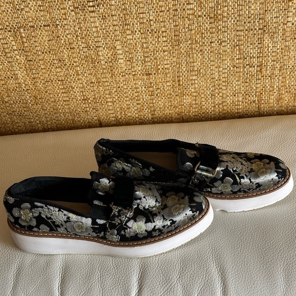 Zara Shoes made of shiny brocade with a pattern and white soles.Size 40 (fit 39) - Picture 6 of 13